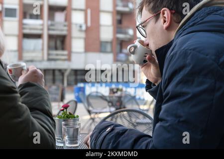 Les citoyens peuvent boire du café sur les terrasses réouvertes des cafés de Zagreb, en Croatie, sur 1 mars 2021. Après trois mois en Croatie, les terrasses de cafés et de restaurants sont ouvertes aujourd'hui, qui pourront travailler de 6 à 22 heures sans jouer de musique. Photo: Sandra Simunovic/PIXSELL Banque D'Images