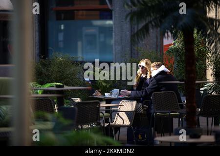 Les citoyens peuvent boire du café sur les terrasses réouvertes des cafés de Zagreb, en Croatie, sur 1 mars 2021. Après trois mois en Croatie, les terrasses de cafés et de restaurants sont ouvertes aujourd'hui, qui pourront travailler de 6 à 22 heures sans jouer de musique. Photo: Zeljko Hladika/PIXSELL Banque D'Images