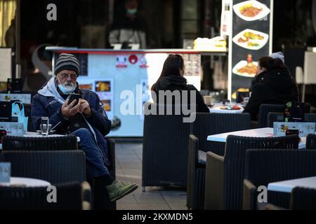 Les citoyens peuvent boire du café sur les terrasses réouvertes des cafés de Zagreb, en Croatie, sur 1 mars 2021. Après trois mois en Croatie, les terrasses de cafés et de restaurants sont ouvertes aujourd'hui, qui pourront travailler de 6 à 22 heures sans jouer de musique. Photo: Zeljko Hladika/PIXSELL Banque D'Images