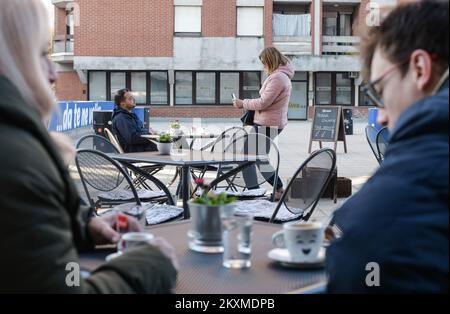 Les citoyens peuvent boire du café sur les terrasses réouvertes des cafés de Zagreb, en Croatie, sur 1 mars 2021. Après trois mois en Croatie, les terrasses de cafés et de restaurants sont ouvertes aujourd'hui, qui pourront travailler de 6 à 22 heures sans jouer de musique. Photo: Sandra Simunovic/PIXSELL Banque D'Images