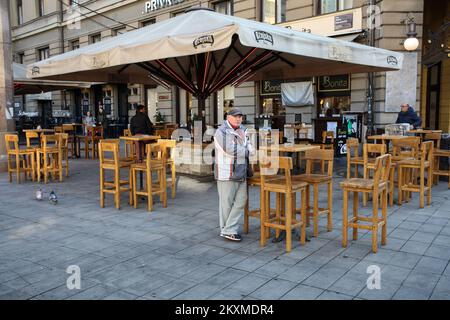 Les citoyens peuvent boire du café sur les terrasses réouvertes des cafés de Zagreb, en Croatie, sur 1 mars 2021. Après trois mois en Croatie, les terrasses de cafés et de restaurants sont ouvertes aujourd'hui, qui pourront travailler de 6 à 22 heures sans jouer de musique. Photo: Zeljko Hladika/PIXSELL Banque D'Images