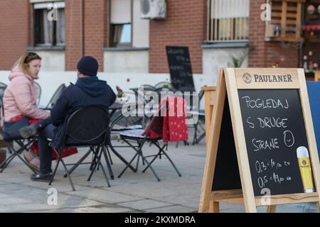 Les citoyens peuvent boire du café sur les terrasses réouvertes des cafés de Zagreb, en Croatie, sur 1 mars 2021. Après trois mois en Croatie, les terrasses de cafés et de restaurants sont ouvertes aujourd'hui, qui pourront travailler de 6 à 22 heures sans jouer de musique. Photo: Sandra Simunovic/PIXSELL Banque D'Images