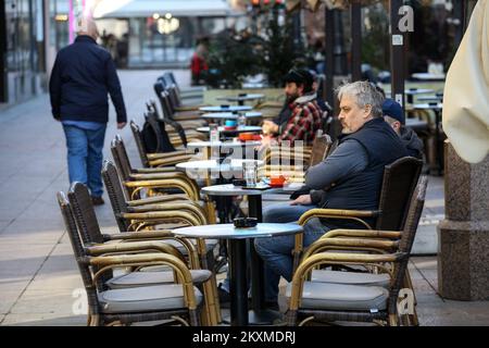 Les citoyens peuvent boire du café sur les terrasses réouvertes des cafés de Zagreb, en Croatie, sur 1 mars 2021. Après trois mois en Croatie, les terrasses de cafés et de restaurants sont ouvertes aujourd'hui, qui pourront travailler de 6 à 22 heures sans jouer de musique. Photo: Zeljko Hladika/PIXSELL Banque D'Images