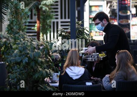 Les citoyens peuvent boire du café sur les terrasses réouvertes des cafés de Zagreb, en Croatie, sur 1 mars 2021. Après trois mois en Croatie, les terrasses de cafés et de restaurants sont ouvertes aujourd'hui, qui pourront travailler de 6 à 22 heures sans jouer de musique. Photo: Zeljko Hladika/PIXSELL Banque D'Images