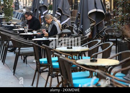 Les citoyens peuvent boire du café sur les terrasses réouvertes des cafés de Zagreb, en Croatie, sur 1 mars 2021. Après trois mois en Croatie, les terrasses de cafés et de restaurants sont ouvertes aujourd'hui, qui pourront travailler de 6 à 22 heures sans jouer de musique. Photo: Zeljko Hladika/PIXSELL Banque D'Images