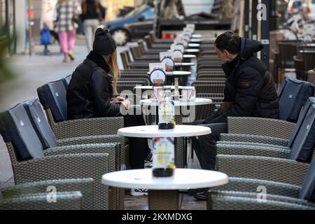 Les citoyens peuvent boire du café sur les terrasses réouvertes des cafés de Zagreb, en Croatie, sur 1 mars 2021. Après trois mois en Croatie, les terrasses de cafés et de restaurants sont ouvertes aujourd'hui, qui pourront travailler de 6 à 22 heures sans jouer de musique. Photo: Zeljko Hladika/PIXSELL Banque D'Images