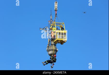 Retrait du baromètre croisé doré et des pommes de l'Église de la Sainte Trinité à Karlovac, Croatie, sur 2 mars 2021. En raison des dommages après le tremblement de terre, le baromètre et une pomme pesant environ 400 kilogrammes ont été retirés du clocher de la plus ancienne église de Karlovac. La crise a 230 ans et les pompiers ont pris part à l'action visant à la supprimer avec l'aide d'une grue de 60 tonnes. Seules quelques villes austro-hongroises avaient un baromètre croisé, et Karlovac en a fait partie jusqu'à présent. Photo: Kristina Stedul Fabac/PIXSELL Banque D'Images