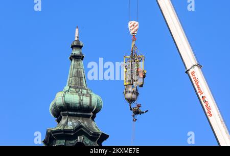 Retrait du baromètre croisé doré et des pommes de l'Église de la Sainte Trinité à Karlovac, Croatie, sur 2 mars 2021. En raison des dommages après le tremblement de terre, le baromètre et une pomme pesant environ 400 kilogrammes ont été retirés du clocher de la plus ancienne église de Karlovac. La crise a 230 ans et les pompiers ont pris part à l'action visant à la supprimer avec l'aide d'une grue de 60 tonnes. Seules quelques villes austro-hongroises avaient un baromètre croisé, et Karlovac en a fait partie jusqu'à présent. Photo: Kristina Stedul Fabac/PIXSELL Banque D'Images