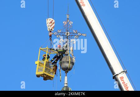 Retrait du baromètre croisé doré et des pommes de l'Église de la Sainte Trinité à Karlovac, Croatie, sur 2 mars 2021. En raison des dommages après le tremblement de terre, le baromètre et une pomme pesant environ 400 kilogrammes ont été retirés du clocher de la plus ancienne église de Karlovac. La crise a 230 ans et les pompiers ont pris part à l'action visant à la supprimer avec l'aide d'une grue de 60 tonnes. Seules quelques villes austro-hongroises avaient un baromètre croisé, et Karlovac en a fait partie jusqu'à présent. Photo: Kristina Stedul Fabac/PIXSELL Banque D'Images