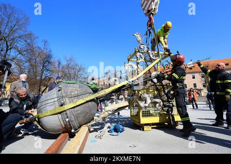 Retrait du baromètre croisé doré et des pommes de l'Église de la Sainte Trinité à Karlovac, Croatie, sur 2 mars 2021. En raison des dommages après le tremblement de terre, le baromètre et une pomme pesant environ 400 kilogrammes ont été retirés du clocher de la plus ancienne église de Karlovac. La crise a 230 ans et les pompiers ont pris part à l'action visant à la supprimer avec l'aide d'une grue de 60 tonnes. Seules quelques villes austro-hongroises avaient un baromètre croisé, et Karlovac en a fait partie jusqu'à présent. Photo: Kristina Stedul Fabac/PIXSELL Banque D'Images