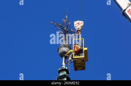 Retrait du baromètre croisé doré et des pommes de l'Église de la Sainte Trinité à Karlovac, Croatie, sur 2 mars 2021. En raison des dommages après le tremblement de terre, le baromètre et une pomme pesant environ 400 kilogrammes ont été retirés du clocher de la plus ancienne église de Karlovac. La crise a 230 ans et les pompiers ont pris part à l'action visant à la supprimer avec l'aide d'une grue de 60 tonnes. Seules quelques villes austro-hongroises avaient un baromètre croisé, et Karlovac en a fait partie jusqu'à présent. Photo: Kristina Stedul Fabac/PIXSELL Banque D'Images