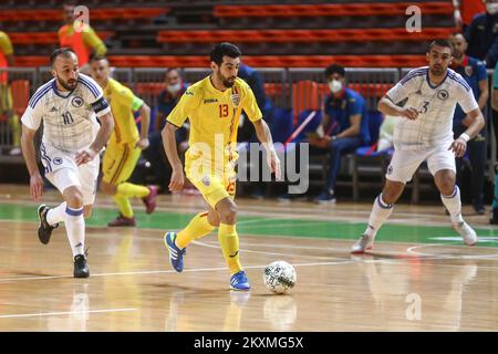 Anel Radmilovic de Bosnie-Herzégovine et Andrei Caciun de Roumanie lors du match de qualification de l'UEFA Futsal EURO 2022 entre la Bosnie-Herzégovine et la Roumanie à l'arène Husein Smajlovic sur 10 mars 2021 à Zenica, en Bosnie-Herzégovine. Photo: Armin Durgut/PIXSELL Banque D'Images