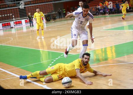 Andrei Caciun de Roumanie et Josip Boskovic de Bosnie lors du match de qualification du Futsal EURO 2022 de l'UEFA entre la Bosnie-Herzégovine et la Roumanie à l'arène Husein Smajlovic sur 10 mars 2021 à Zenica, en Bosnie-Herzégovine. Photo: Armin Durgut/PIXSELL Banque D'Images