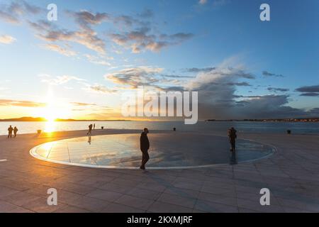 Photo prise sur 17 mars 2021 montre beau coucher de soleil au-dessus de l'installation artistique Salutations au soleil, à Zadar Croatie photo: Marko Dimic/PIXSELL Banque D'Images