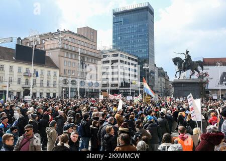 Des manifestants marchent et tiennent des pancartes lors de la campagne mondiale de protestation « rassemblement mondial pour la liberté » pour dénoncer les restrictions liées au COVID-19 et les plans de déploiement de la vaccination à Zagreb, en Croatie, sur 20 mars 2021. Photo: Zoe Sarlija/PIXSELL Banque D'Images