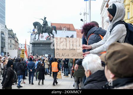 Des manifestants marchent et tiennent des pancartes lors de la campagne mondiale de protestation « rassemblement mondial pour la liberté » pour dénoncer les restrictions liées au COVID-19 et les plans de déploiement de la vaccination à Zagreb, en Croatie, sur 20 mars 2021. Photo: Zoe Sarlija/PIXSELL Banque D'Images