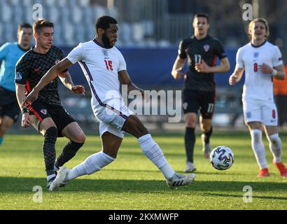 KOPER, SLOVÉNIE - MARS 31: Dario Vizinger de Croatie et Japhet Tanganga d'Angleterre en action pendant le Championnat européen des moins de 21 ans de l'UEFA de 2021, le Groupe D entre la Croatie et l'Angleterre au stade Bonifacika sur 31 mars 2021 à Koper, Slovénie. Photo: Marko Lukunic/PIXSELL Banque D'Images