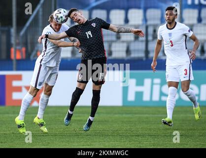 KOPER, SLOVÉNIE - MARS 31: Ben Wilmot d'Angleterre et Dario Vizinger de Croatie en action pendant le Championnat européen des moins de 21 ans de l'UEFA 2021 du Groupe D entre la Croatie et l'Angleterre au stade Bonifacika sur 31 mars 2021 à Koper, Slovénie. Photo: Marko Lukunic/PIXSELL Banque D'Images