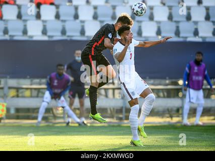 KOPER, SLOVÉNIE - MARS 31: Dario Spikic de CroatieLloyd Kelly de l'Angleterre bataille pour le ballon lors du Championnat européen des moins de 21 ans de l'UEFA de 2021, match du groupe D entre la Croatie et l'Angleterre au stade Bonifacika sur 31 mars 2021 à Koper, en Slovénie. Photo: Marko Lukunic/PIXSELL Banque D'Images