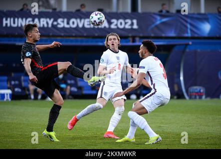 KOPER, SLOVÉNIE - MARS 31: Dario Spikic de Croatie et Conor Gallagher et Lloyd Kelly d'Angleterre en action pendant le Championnat européen des moins de 21 ans de l'UEFA de 2021, le Groupe D entre la Croatie et l'Angleterre au stade Bonifika sur 31 mars 2021 à Koper, Slovénie. Photo: Marko Lukunic/PIXSELL Banque D'Images