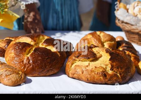 L'Association pour la préservation des douanes de Vodiska Perlica a présenté ses coutumes de Pâques de fabrication de caritules, gâteaux, peinture d'oeufs à un petit nombre de touristes à Vodice, Croatie sur 5 avril 2021. En raison de la pandémie du coronavirus, le petit déjeuner traditionnel de Pâques à Vodice a été annulé. Photo: Hrvoje Jelavic/PIXSELL Banque D'Images