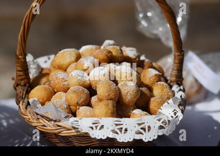 L'Association pour la préservation des douanes de Vodiska Perlica a présenté ses coutumes de Pâques de fabrication de caritules, gâteaux, peinture d'oeufs à un petit nombre de touristes à Vodice, Croatie sur 5 avril 2021. En raison de la pandémie du coronavirus, le petit déjeuner traditionnel de Pâques à Vodice a été annulé. Photo: Hrvoje Jelavic/PIXSELL Banque D'Images