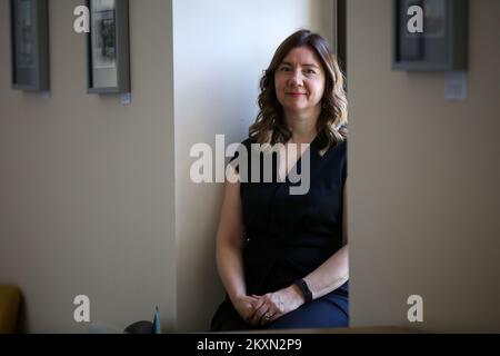 Professeur à l'Université catholique croate Livia Puljak pose pour photo sur 09 avril 2021, à Zagreb, Croatie. La chercheuse Livia Puljak, professeur titulaire à l'Université catholique de Croatie (HKS) de Zagreb, compte parmi les deux pour cent de scientifiques dans le monde ayant le plus fort impact de citation dans le monde en 2019, selon la recherche scientifique 'bases de données d'auteurs scientifiques mises à jour d'indicateurs de citation normalisés'. L'article intitulé « bases de données d'auteurs à l'échelle scientifique mises à jour d'indicateurs de citation normalisés », rédigé par John P. A. Ioannidis, Kevin W. Boyack et Jeroen Baas de l'université de Stanford Banque D'Images