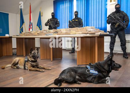 Des agents de police spéciaux croates gardent des sacs de cocaïne lors d'une conférence de presse à Dubrovnik (Croatie) sur 14 avril 2021. La police croate a saisi 574,8 kilogrammes de cocaïne de grande pureté dissimulée dans un contenant à bananes dans le Port Ploce. Photo: Grgo Jelavic/PIXSELL Banque D'Images