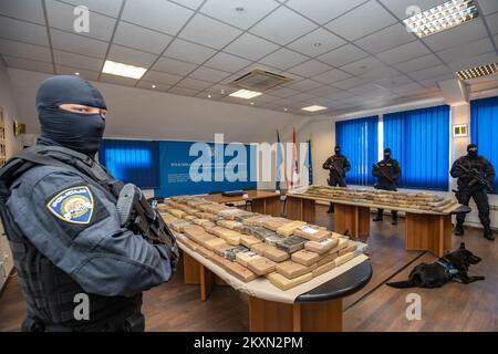 Des agents de police spéciaux croates gardent des sacs de cocaïne lors d'une conférence de presse à Dubrovnik (Croatie) sur 14 avril 2021. La police croate a saisi 574,8 kilogrammes de cocaïne de grande pureté dissimulée dans un contenant à bananes dans le Port Ploce. Photo: Grgo Jelavic/PIXSELL Banque D'Images