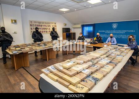 Des agents de police spéciaux croates gardent des sacs de cocaïne lors d'une conférence de presse à Dubrovnik (Croatie) sur 14 avril 2021. La police croate a saisi 574,8 kilogrammes de cocaïne de grande pureté dissimulée dans un contenant à bananes dans le Port Ploce. Photo: Grgo Jelavic/PIXSELL Banque D'Images