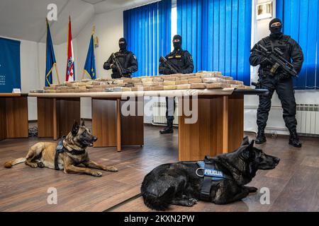 Des agents de police spéciaux croates gardent des sacs de cocaïne lors d'une conférence de presse à Dubrovnik (Croatie) sur 14 avril 2021. La police croate a saisi 574,8 kilogrammes de cocaïne de grande pureté dissimulée dans un contenant à bananes dans le Port Ploce. Photo: Grgo Jelavic/PIXSELL Banque D'Images