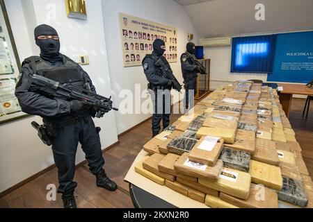 Des agents de police spéciaux croates gardent des sacs de cocaïne lors d'une conférence de presse à Dubrovnik (Croatie) sur 14 avril 2021. La police croate a saisi 574,8 kilogrammes de cocaïne de grande pureté dissimulée dans un contenant à bananes dans le Port Ploce. Photo: Grgo Jelavic/PIXSELL Banque D'Images