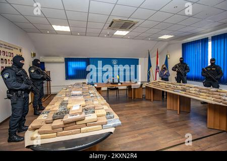 Des agents de police spéciaux croates gardent des sacs de cocaïne lors d'une conférence de presse à Dubrovnik (Croatie) sur 14 avril 2021. La police croate a saisi 574,8 kilogrammes de cocaïne de grande pureté dissimulée dans un contenant à bananes dans le Port Ploce. Photo: Grgo Jelavic/PIXSELL Banque D'Images