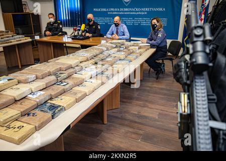 Des agents de police spéciaux croates gardent des sacs de cocaïne lors d'une conférence de presse à Dubrovnik (Croatie) sur 14 avril 2021. La police croate a saisi 574,8 kilogrammes de cocaïne de grande pureté dissimulée dans un contenant à bananes dans le Port Ploce. Photo: Grgo Jelavic/PIXSELL Banque D'Images