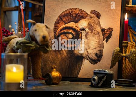 Œuvres d'art et objets décoratifs dans un chalet en Angleterre Banque D'Images