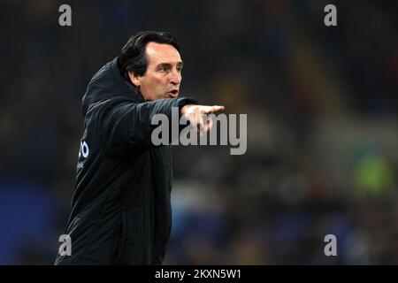 Cardiff, pays de Galles, le mercredi 30th novembre 2022. Cardiff, Royaume-Uni. 30th novembre 2022. Unai Emery, l'entraîneur en chef d'Aston Villa, crie ses instructions pendant le match. Match de football pour l'association caritative de la Fondation Peter Whittingham, Cardiff City v Aston Villa au Cardiff City Stadium à Cardiff, pays de Galles, le mercredi 30th novembre 2022. Cette image ne peut être utilisée qu'à des fins éditoriales. Utilisation éditoriale uniquement, licence requise pour une utilisation commerciale. Aucune utilisation dans les Paris, les jeux ou les publications d'un seul club/ligue/joueur. Crédit: Andrew Orchard photographie sportive/Alamy Live News Banque D'Images