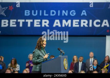 Bay City, Michigan, États-Unis. 29th novembre 2022. Gretchen Whitmer, gouverneur du Michigan, a pris la parole devant le président Joe Biden à la nouvelle usine de microprocesseurs SK Siltron, qui a ouvert ses portes en septembre. Crédit : Jim West/Alay Live News Banque D'Images