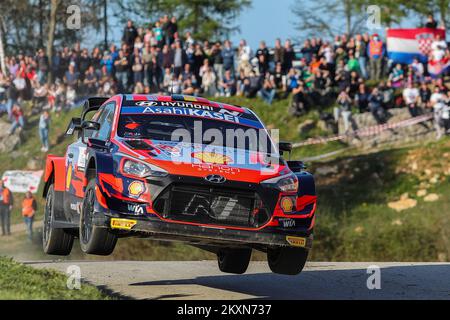 Thierry Neuville de Belgique et Martijn Wydaeghe de Belgique rivalisent avec leur Hyundai Shell MOBIS World Rally Team Hyundai i20 coupe WRC lors de la première journée du Championnat du monde de rallye FIA Croatie à Zagreb, Croatie sur 23 avril 2021. Luka Stanzl/PIXSELL Banque D'Images