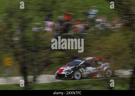 Elfyn Evans, du pays de Galles, et Scott Martin, de Grande-Bretagne, rivalisent avec leur Toyota Gazoo Racing WRT pendant le deuxième jour du Championnat du monde de rallye de la FIA en Croatie à Novigrad na Dobri, Croatie sur 24 avril 2021. Photo: Luka Stanzl Banque D'Images