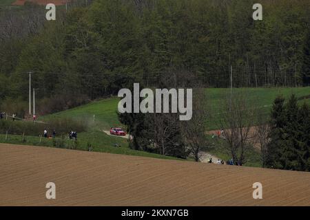 Thierry Neuville et Martijn Wydaeghe de Belgique rivalisent avec leur équipe mondiale de rallye Hyundai Shell MOBIS lors de la deuxième journée du Championnat du monde de rallye FIA Croatie à Novigrad na Dobri, Croatie sur 24 avril 2021. Photo: Luka Stanzl Banque D'Images