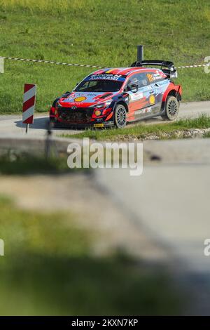 KUMROVEC, CROATIE - AVRIL 25 : Thierry Neuville de Belgique et Martijn Wydaeghe de Belgique rivalisent avec leur HYUNDAI SHELL MOBIS WRT Hyundai i20 coupé Hyundai WRC pendant la troisième journée du Championnat du monde de rallye FIA Croatie sur 25 avril 2021 à Zagreb, Croatie. Photo: Luka Stanzl/Pixsell Banque D'Images