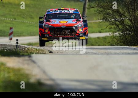 KUMROVEC, CROATIE - AVRIL 25 : Thierry Neuville de Belgique et Martijn Wydaeghe de Belgique rivalisent avec leur HYUNDAI SHELL MOBIS WRT Hyundai i20 coupé Hyundai WRC pendant la troisième journée du Championnat du monde de rallye FIA Croatie sur 25 avril 2021 à Zagreb, Croatie. Photo: Luka Stanzl/Pixsell Banque D'Images