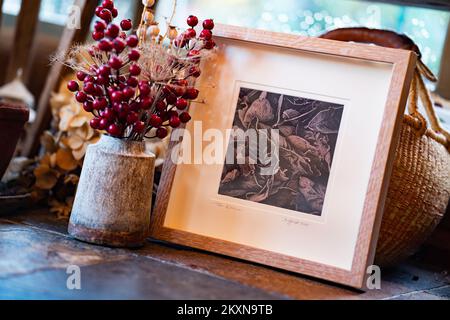 Œuvres d'art et objets décoratifs dans un chalet en Angleterre Banque D'Images