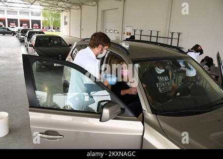 Vaccination des patients au premier point de passage à Virovitica, Croatie sur 3 mai 2021. Au cours des 24 dernières heures, 349 nouveaux cas de virus du COV-SRAS-2 ont été enregistrés, et le nombre de cas actifs en Croatie aujourd'hui est de 11378. Parmi eux, 2 247 patients sont à l'hôpital, dont 244 sont sous respirateurs. 36 personnes sont mortes. Photo: Damir Spehar/PIXSELL Banque D'Images