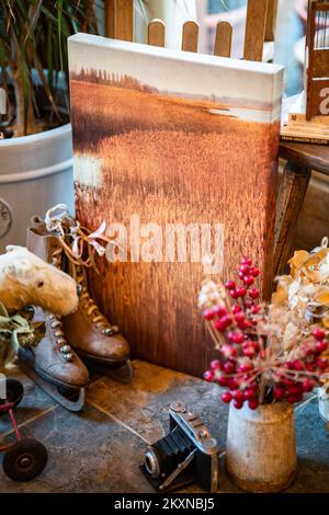 Œuvres d'art et objets décoratifs dans un chalet en Angleterre Banque D'Images