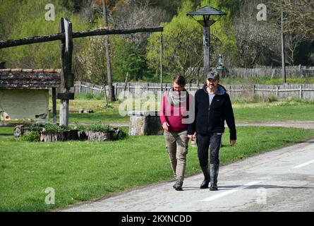 Mirjana Petricevic (50) et Jean-Louis Annaloro (61) de Paris ont décidé de remplacer la vie stressante et trépidante de la métropole française par la paix et le calme d'un petit village slave Stara Kapela, Croatie, 29 avril 2021. Un couple français à Stara Kapela a acheté une maison de rêve, et en raison de travaux de rénovation, ils dorment actuellement dans un campeur. Les sections locales les aident à travailler, à construire des permis et à établir des connexions à l'infrastructure. Ils hacher du bois tous les matins, tout est simple et ils l'apprécient. La paix qu'ils ont rencontrée et le mode de vie presque Robinson Crusoe ont un très positif Banque D'Images