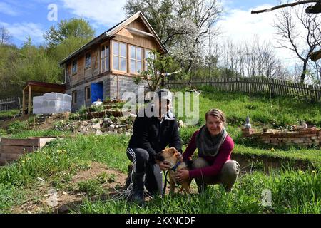 Mirjana Petricevic (50) et Jean-Louis Annaloro (61) de Paris ont décidé de remplacer la vie stressante et trépidante de la métropole française par la paix et le calme d'un petit village slave Stara Kapela, Croatie, 29 avril 2021. Un couple français à Stara Kapela a acheté une maison de rêve, et en raison de travaux de rénovation, ils dorment actuellement dans un campeur. Les sections locales les aident à travailler, à construire des permis et à établir des connexions à l'infrastructure. Ils hacher du bois tous les matins, tout est simple et ils l'apprécient. La paix qu'ils ont rencontrée et le mode de vie presque Robinson Crusoe ont un très positif Banque D'Images