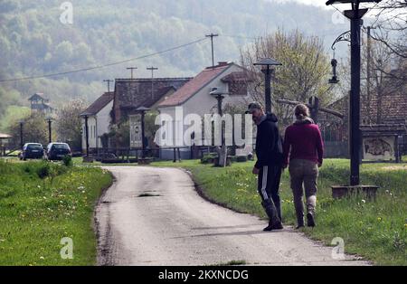 Mirjana Petricevic (50) et Jean-Louis Annaloro (61) de Paris ont décidé de remplacer la vie stressante et trépidante de la métropole française par la paix et le calme d'un petit village slave Stara Kapela, Croatie, 29 avril 2021. Un couple français à Stara Kapela a acheté une maison de rêve, et en raison de travaux de rénovation, ils dorment actuellement dans un campeur. Les sections locales les aident à travailler, à construire des permis et à établir des connexions à l'infrastructure. Ils hacher du bois tous les matins, tout est simple et ils l'apprécient. La paix qu'ils ont rencontrée et le mode de vie presque Robinson Crusoe ont un très positif Banque D'Images