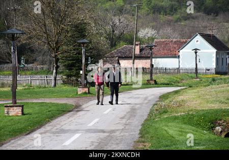 Mirjana Petricevic (50) et Jean-Louis Annaloro (61) de Paris ont décidé de remplacer la vie stressante et trépidante de la métropole française par la paix et le calme d'un petit village slave Stara Kapela, Croatie, 29 avril 2021. Un couple français à Stara Kapela a acheté une maison de rêve, et en raison de travaux de rénovation, ils dorment actuellement dans un campeur. Les sections locales les aident à travailler, à construire des permis et à établir des connexions à l'infrastructure. Ils hacher du bois tous les matins, tout est simple et ils l'apprécient. La paix qu'ils ont rencontrée et le mode de vie presque Robinson Crusoe ont un très positif Banque D'Images