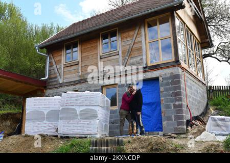 Mirjana Petricevic (50) et Jean-Louis Annaloro (61) de Paris ont décidé de remplacer la vie stressante et trépidante de la métropole française par la paix et le calme d'un petit village slave Stara Kapela, Croatie, 29 avril 2021. Un couple français à Stara Kapela a acheté une maison de rêve, et en raison de travaux de rénovation, ils dorment actuellement dans un campeur. Les sections locales les aident à travailler, à construire des permis et à établir des connexions à l'infrastructure. Ils hacher du bois tous les matins, tout est simple et ils l'apprécient. La paix qu'ils ont rencontrée et le mode de vie presque Robinson Crusoe ont un très positif Banque D'Images